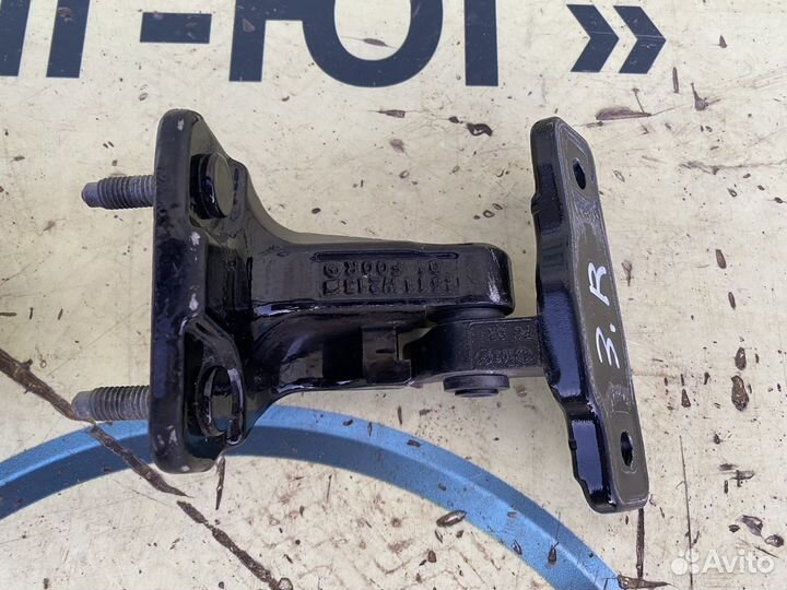 Mercedes W213 Рестайл цвет 197 петли двери зад RH