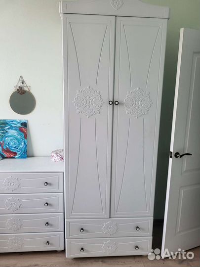 Кровать, шкаф, книжный шкаф