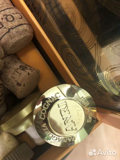 Коробка с пробками от коньяка и шампанского