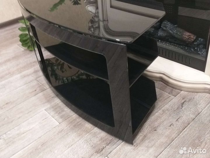 Стеклянная тумба под тв