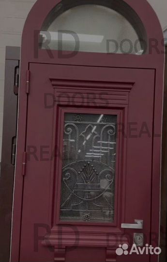 Арочная входная дверь в загородный дом