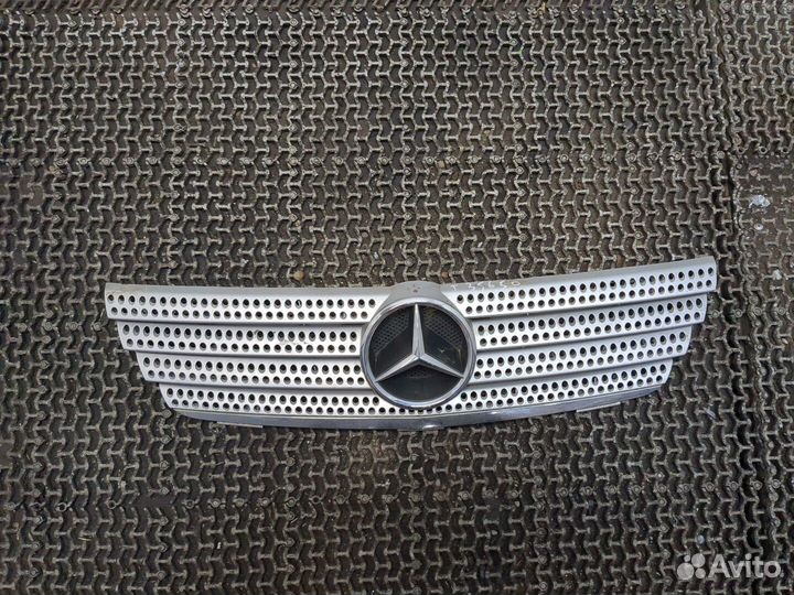 Решетка радиатора Mercedes C W203, 2005