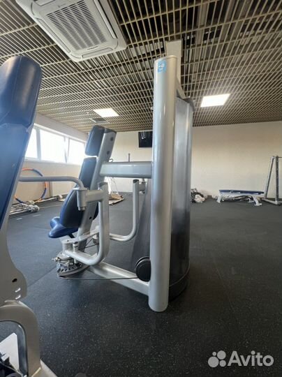 Тренажер бабочка Life Fitness