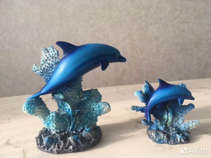 Дельфины на натуральном коралле