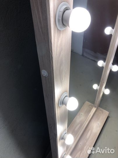 Гримерное зеркало с лампочками на подставке