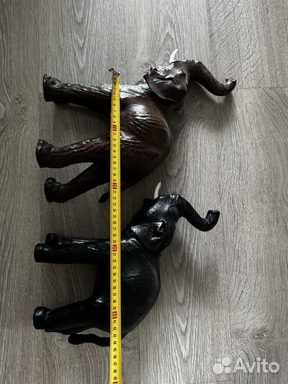 Слоны кожа, фигурки мужчина и женщина