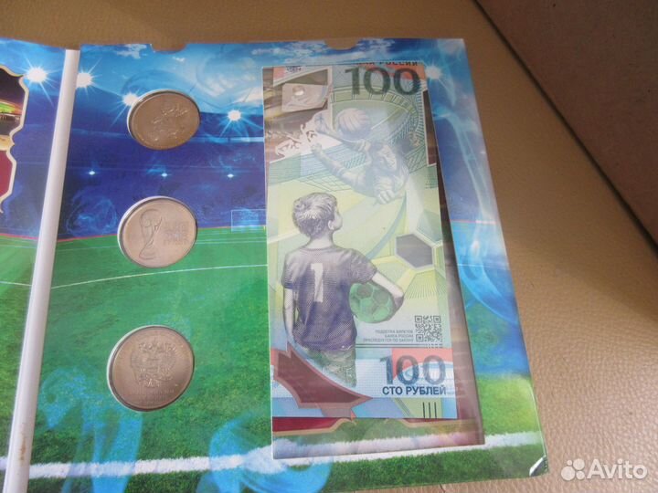 Альбом с памятными монетами и банкнотой