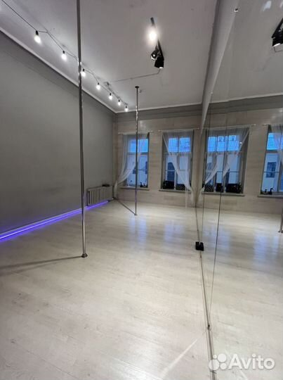 Аренда танцевального зала с пилонами