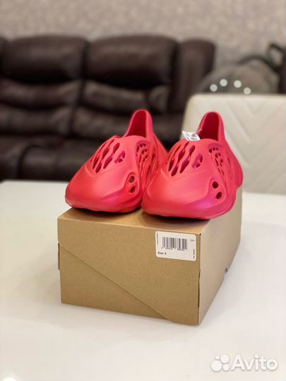 Adidas Yeezy Foam rnnr Vermillion (6 / 9 US)