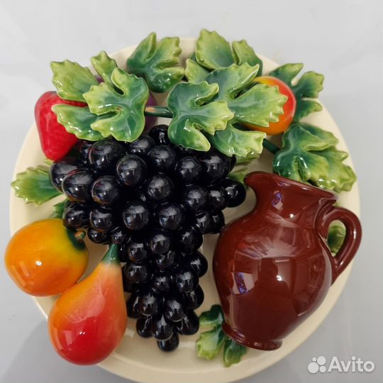 Декоративная керамическая тарелка с фруктами