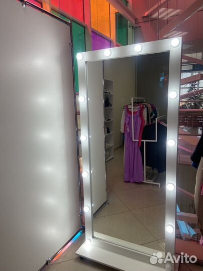 Гримерное зеркало с лампочками