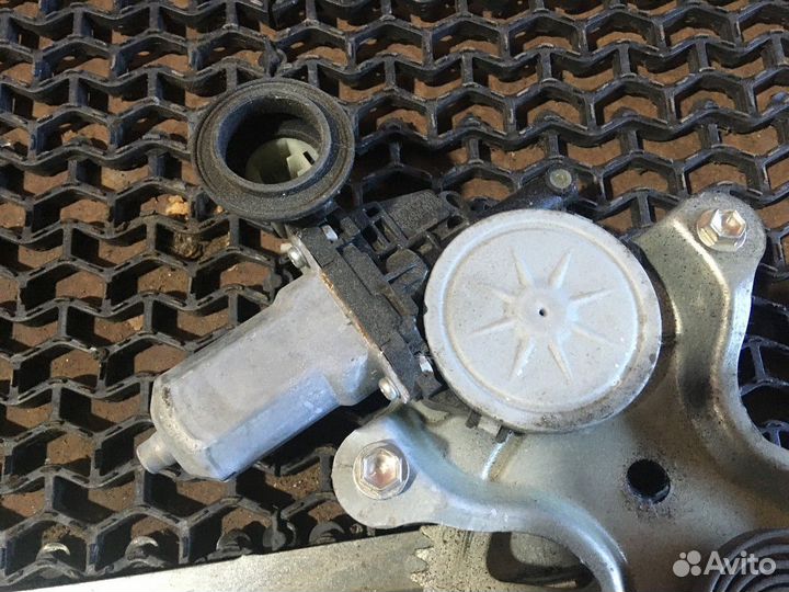 Стеклоподъемник задний правый