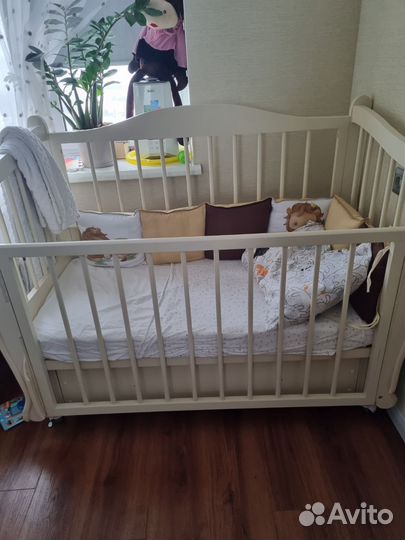 Детская кроватка с маятником и ящиком