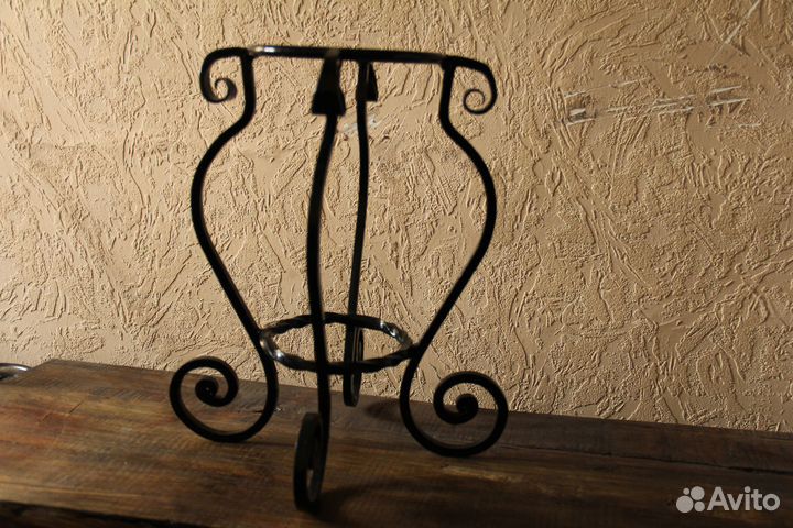 Напольная металлическая подставка под цветы