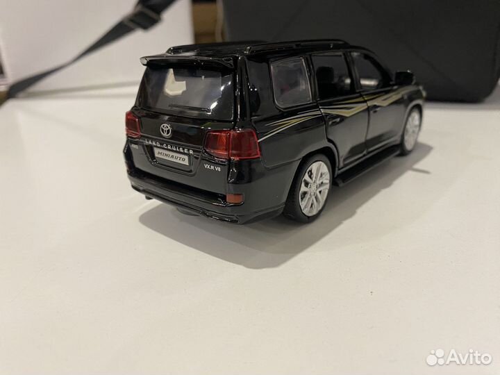 Автомобиль land cruiser 200 1:32