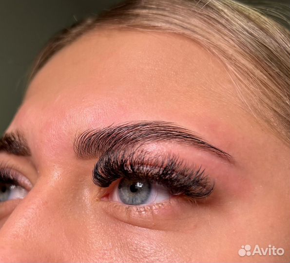 Модель на брови