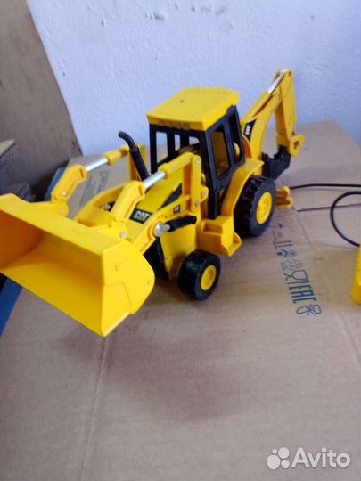 Экскаватор Cat на пульте управления