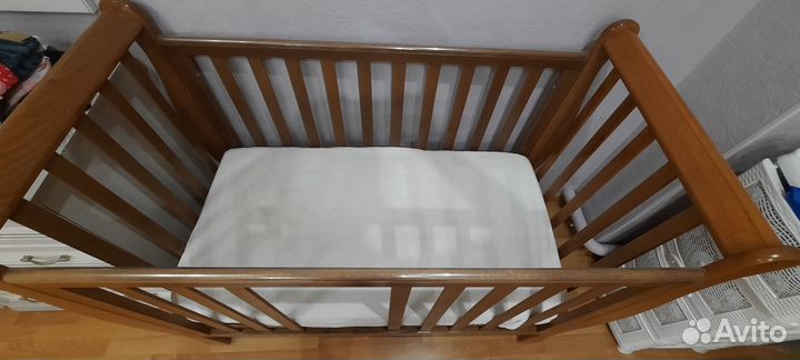 Детская кроватка с маятником и ящиком