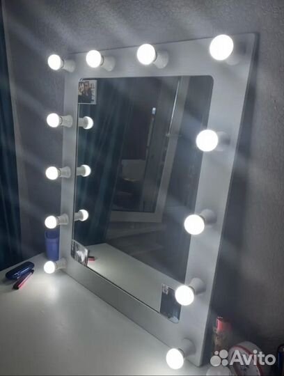 Гримерное зеркало с лампочками