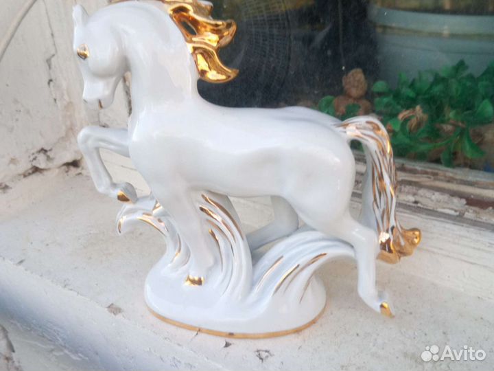 Конь фарфор позолота