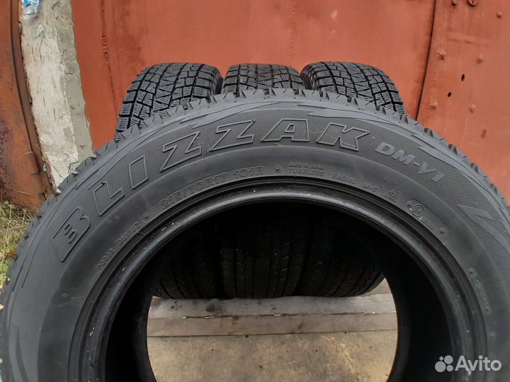 Bridgestone Blizzak DM-V1 215/70 R17 101R