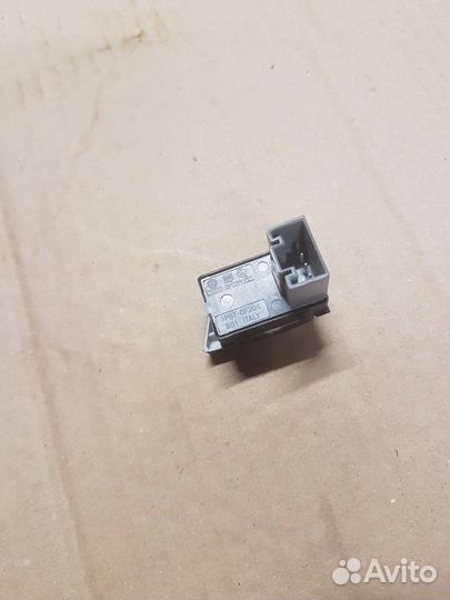 Кнопка стеклоподъемника Skoda Octavia 2011