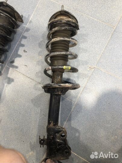 Стойка амортизатора передняя