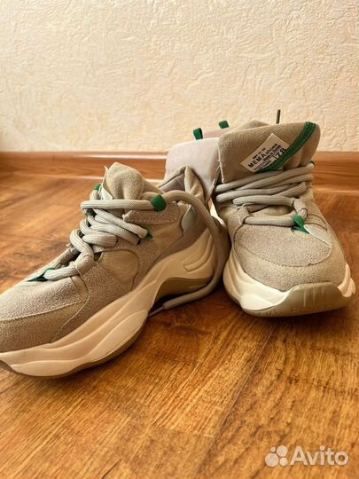 Кроссовки женские