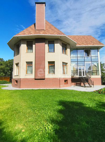 Дом 549 м² на участке 13,7 сот.