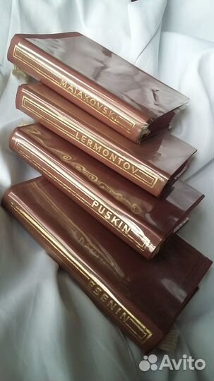 Книги с переводом на румынский Есенин. маяковс