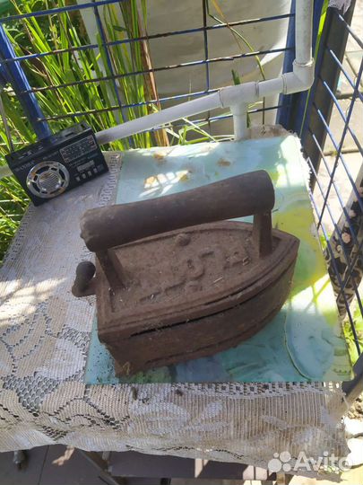 Старинный угольный утюг