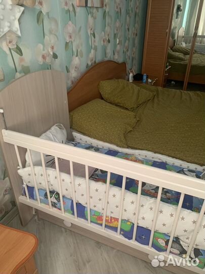 Детская кроватка с маятником и ящиком