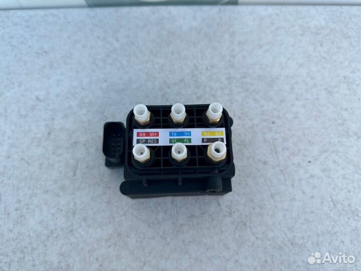 Блок клапанов пневмоподвески Mercedes Ml W164