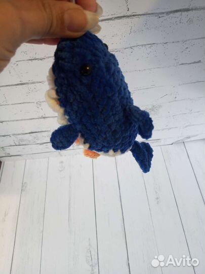 Игрушка Котик в костюме Акулы вязаный брелок