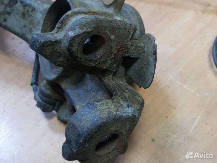 Кулак поворотный правый Ауди A4 А6 VW passat