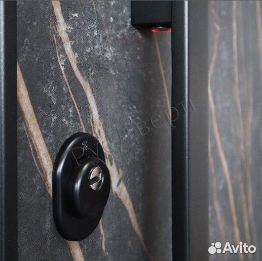 Металлическая входная дверь с длиной ручкой