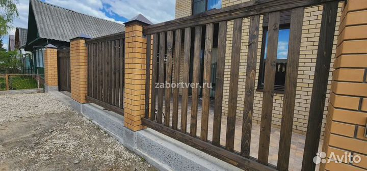 Забор из дерева с кирпичными столбами