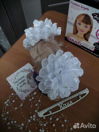 Белые банты для школьницы