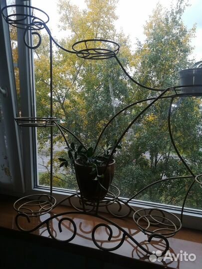 Подставка для цветов металлическая