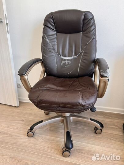 Офисное кожаное кресло бу