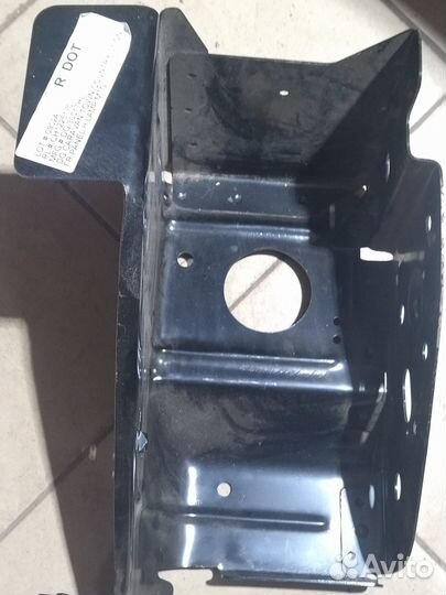 Кронштейн фар левый для Voyager/dodge Caravan 01