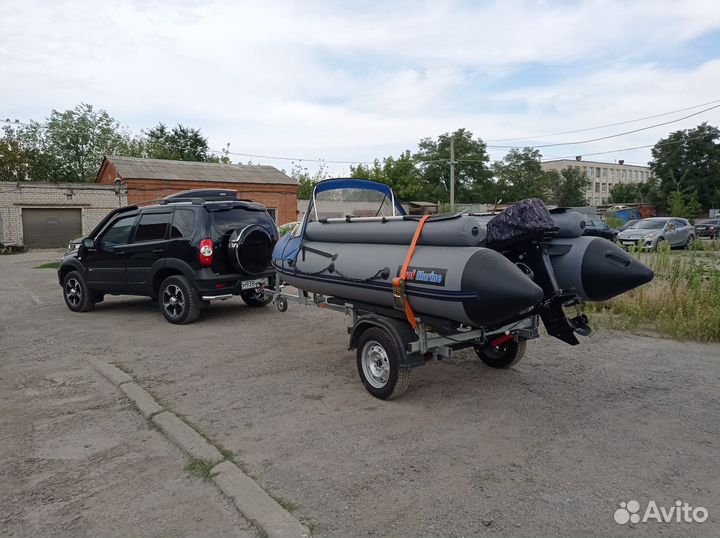 Лодка с мотором и прицепом