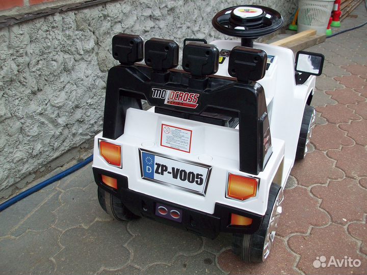 Машина детская электрическая с пультом Ду