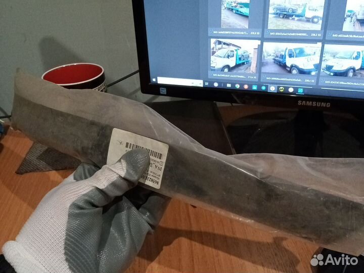 Накладка переднего бампера правая Kia Sorento 1