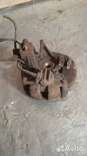 Кулак передний правый Citroen Xsara Picasso 2003