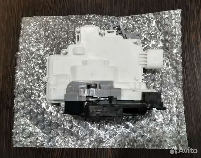 Замок передний правый VAG. Новый