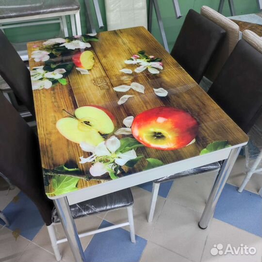 Стол кухонный