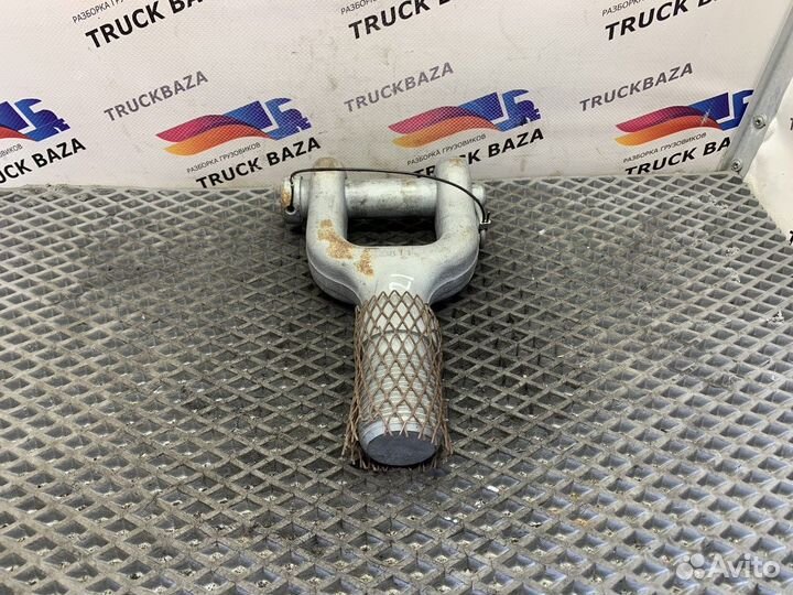 Крюк буксировочный