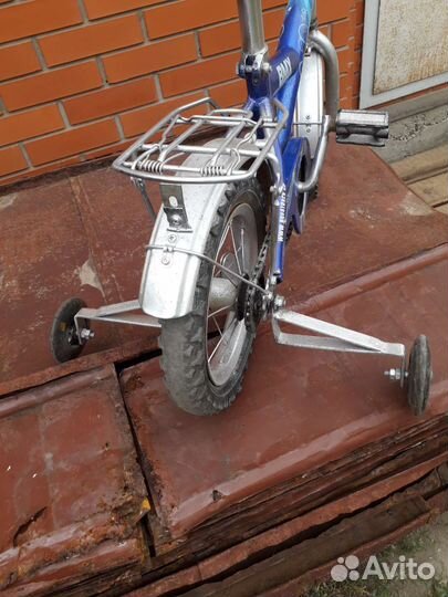 Детский велосипед со вспомогат колёсами