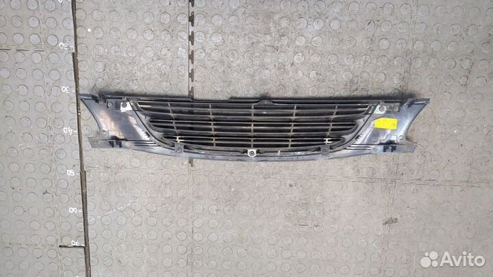 Решетка радиатора Toyota Avensis 1